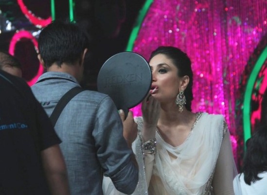 Kareena Kapoor doing her own Make Up at Singham Returns Promotions on Jhalak Dikhhla Jaa 2014