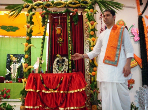 Nathdwara Temple Hindola Darshan in Gujarat