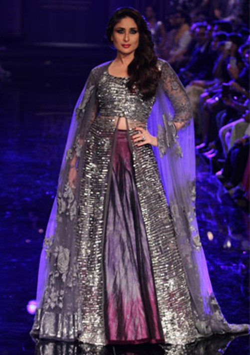 Kareena Kapoor Hot Navel Pics in Purple Lehenga at Lakme Fashion Week 2014