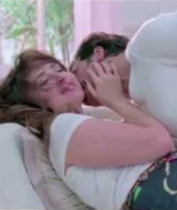Kareena Kapoor and Akshay Kumar Hot Kissing Scene in Teri Meri Kahaani Song of Gabbar Is Back