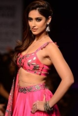 Ileana D’cruz navel show pics in Pink Designer Half Lehenga Saree at Lakme Fashion Week 2014